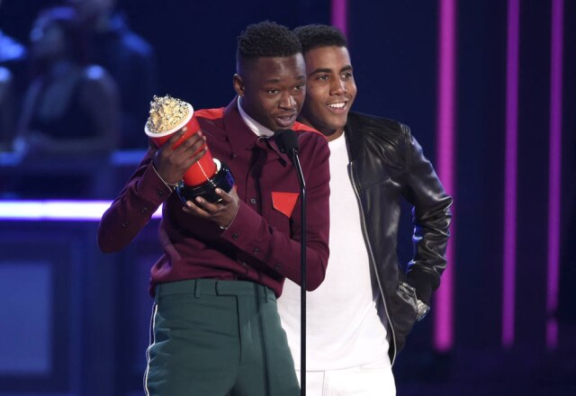 Chris Pizzello/Invision/AP Jharrel Jerome e Ashton Sanders interpretaram Kevin e Chiron, respectivamente.