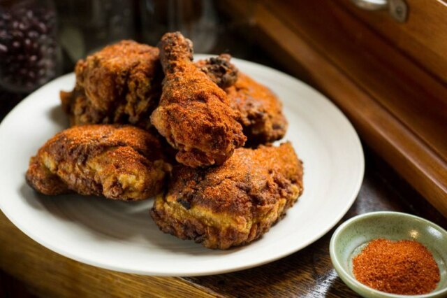 Ecan Sung|NYT Frango frito à moda de Nashville, super picante.