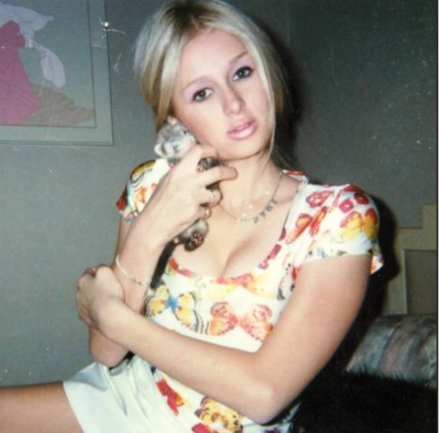 Twitter.com/ParisHilton Aos 13 anos de idade, Paris Hilton adquiriu uma furão de estimação.