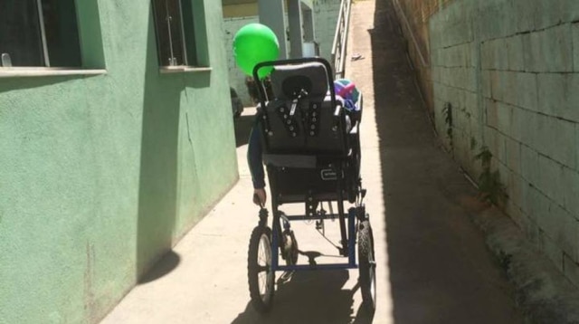 Imagem cedida por Adriane Cruz João chegou em casa apenas com uma bexiga amarrada na cadeira de rodas, uma 'lembrança' do passeio que ele não foi.