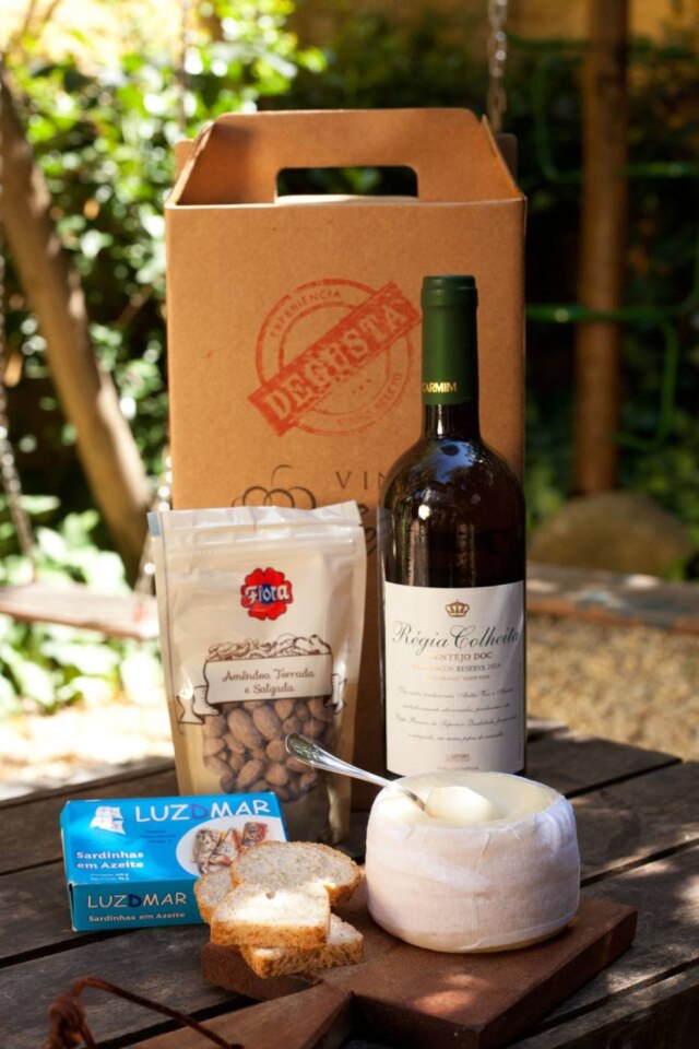 Vinho Seleto O kit português reúne sardinhas portuguesas, amêndoas salgadas, queijo da serra e torradinhas, e o Alentejano Regia Colheita.