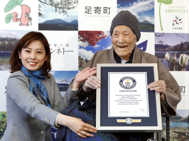 Kyodo / via Reuters Masazo Nonaka recebe o certificado do 'Guinness'.