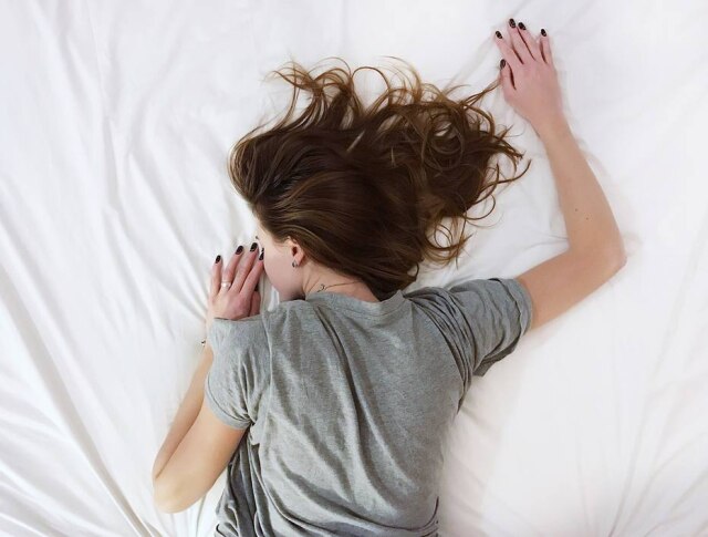 Pixabay Dormir menos de 5 horas de segunda a sexta e compensar nos fins de semana pode ajudar a manter a saúde, diz estudo.