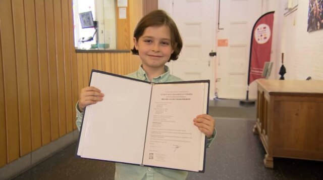 YouTube / @NOS Jeugdjournaal Laurent Simons mostra seu certificado de conclusão do ensino médio.