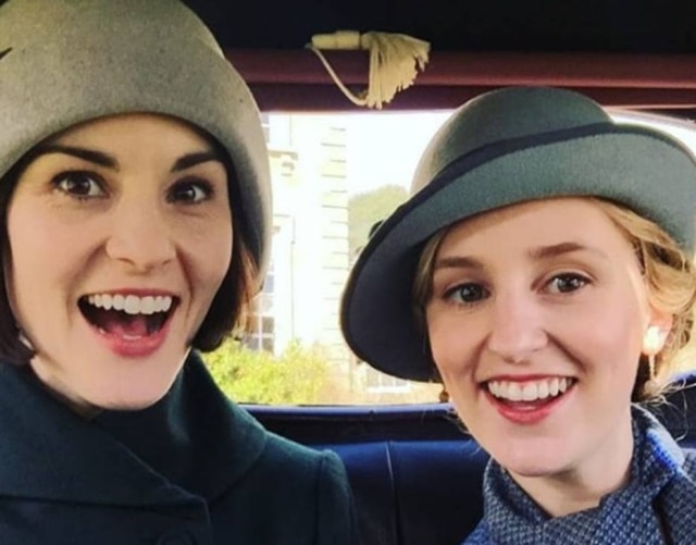 Instagram / @larrycarmichael As atrizes Michelle Dockery e Laura Carmichael celebraram o anúncio oficial da produção de filme baseado na série 'Downton Abbey'.