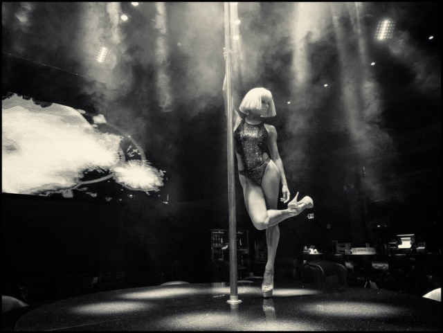 Alessandro Scotti/ divulgação Pirelli Misty Copeland, a diretora do American Ballet Theater, num dos ensaios em que encarna uma aspirante a bailarina que se apresenta em shows de pole dance para pagar as contas