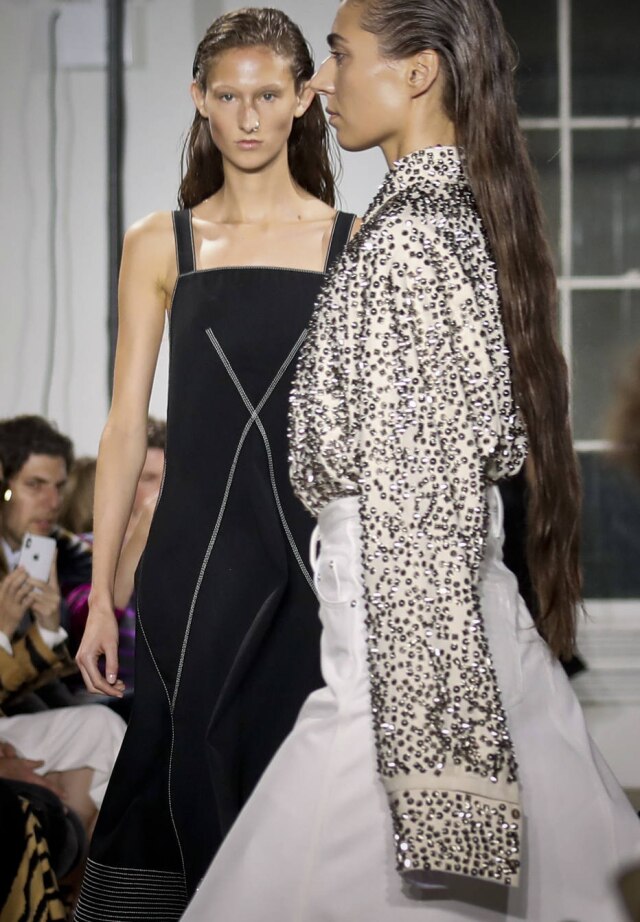 Bebeto Matthews/AP Photo Formas amplas, volumes e um dos raros momentos de decoração da coleção da Proenza Schouler mostrada na Semana de Moda de Nova York