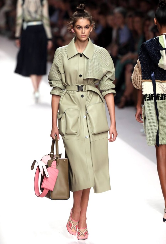 Matteo Bazzi/EFE A modelo Kaia Gerber, filha de Cindy Crawford, veste trench em couro com máxibolsos utiltários