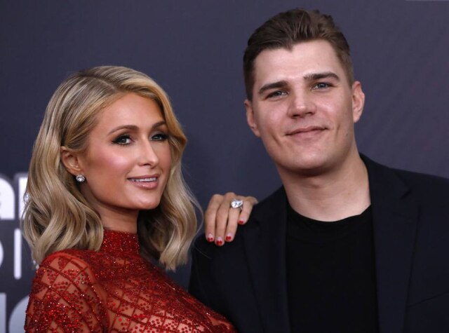 REUTERS/Mario Anzuoni Paris Hilton e Chris Zylka durante evento em Los Angeles.