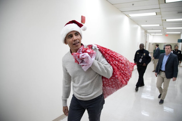 Chuck Kennedy / AFP Barack Obama em hospital de Washington.