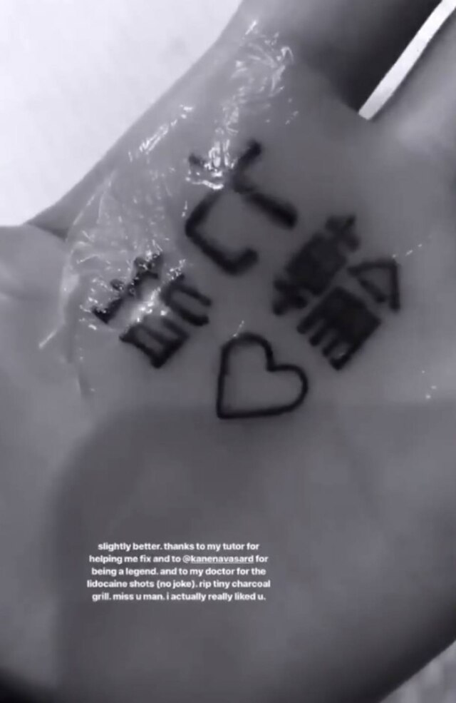 @arianagrande/Instagram Stories Tatuagem de '7 Rings' feita por Ariana Grande.