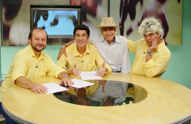 Band / Divulgação Lelio Teixeira, Zé Paulo da Glória, Arnaud Rodrigues e Beto Hora, caracterizado como Clodovil, personagem que imitava durante o 'Esporte Total Na Geral', da Band, em 2005.