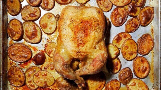 Stacy Zarin Goldberg/The Washington Post Frango assado com batatas - em uma só assadeira