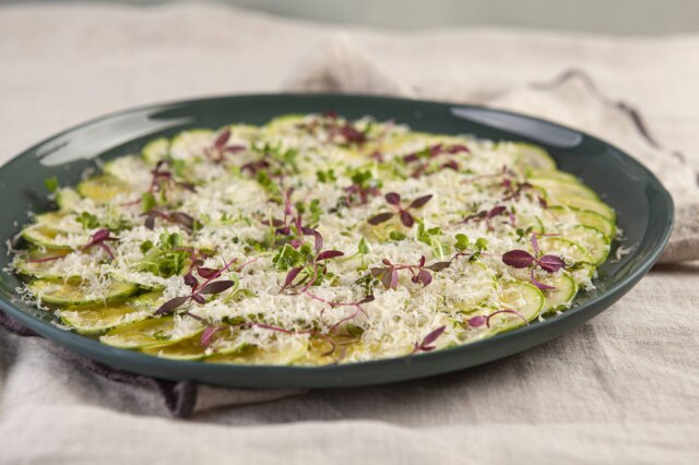 Codo Meletti/Estadão Carpaccio de abobrinha com hortelã e parmesão, da chef Bella Masano.