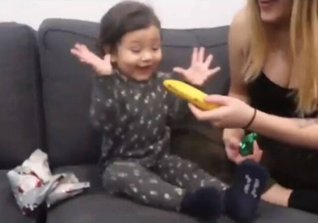 Twitter/@iamlgndfrvr Pai dá banana de presente de Natal para filha, compartilha nas redes sociais e reação da menininha surpreendeu internautas.