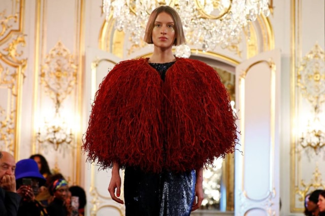Francois Lenoir/Reuters O estilista Imane Ayissi combinou o estilo europeu com a originalidade africana para as criações apresentadas na Semana de Moda de Paris 2020.