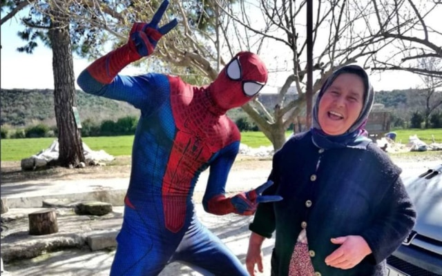@theburaksoylu 'Homem-Aranha' ajuda comunidade turca durante a pandemia do coronavírus.