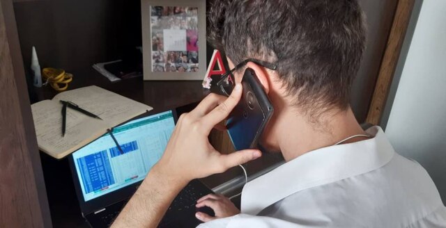 Arquivo Pessoal O consultor de marketing Yuri Pantojo Serapilha trabalha em home office há seis anos, e destaca a importância da disciplina para evitar o estresse no trabalho