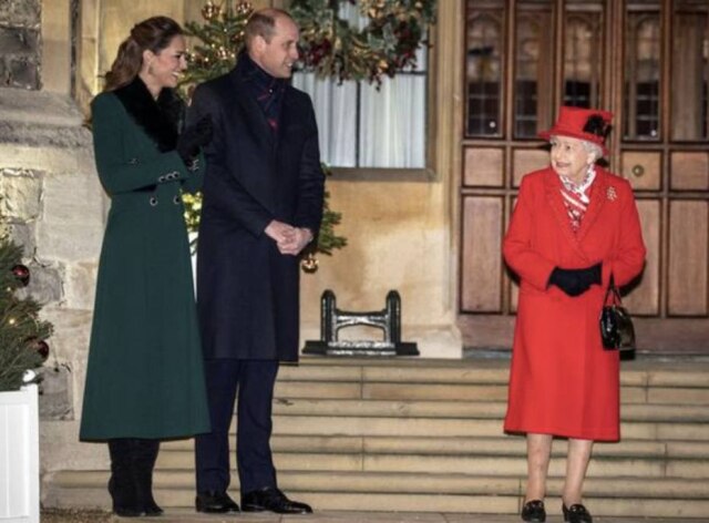 Richard Pohle/Pool via REUTERS O príncipe William e a esposa, Kate Middleton, ao lado da rainha Elizabeth no Castelo de Windsor