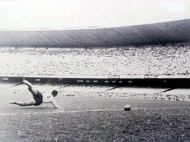 Reprodução Quarta das quatro fotos do gol de placa de Pelé que estavam expostas no Maracanã em 2001.