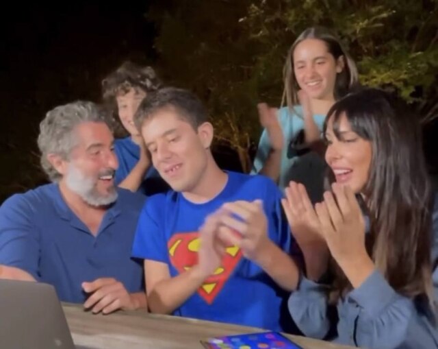 Instagram/@marcosmion O apresentador Marcos Mion, o filho Romeu e família