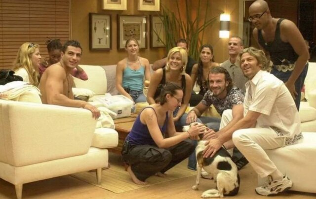Acervo TV Globo Participantes do 'BBB 1' brincam com cachorrinha na sala do programa