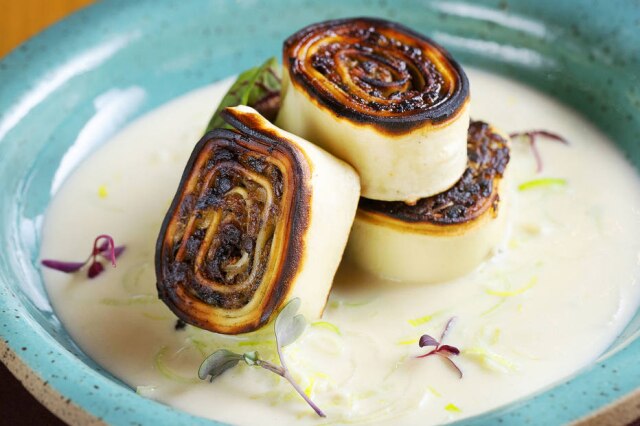 . Rondelli de cogumelos grelhados e molho de parmesão com alho-poró, da Basilicata.