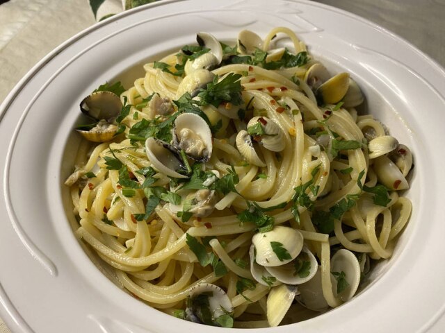 Patrícia Ferraz/Estadão Espaguete ao vôngole com alho, vinho branco, pimenta-calabresa e salsinha.