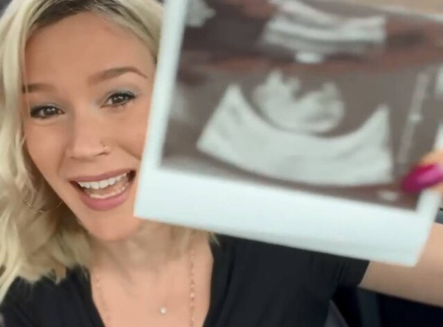 Instagram / @JossStone Cinco meses após sofrer um aborto espontâneo, Joss Stone engravida novamente e comemora a vinda de um ‘bebê arco-íris’.