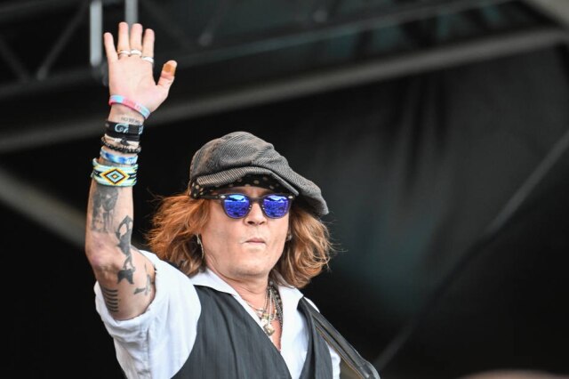Kimmo Brandt/EFE Johnny Depp durante show no Helsinki Blues Festival.
