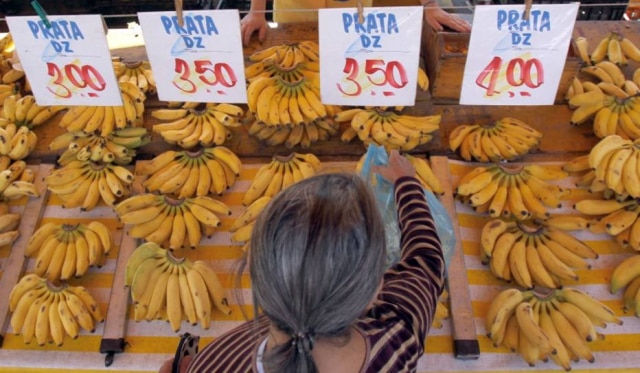Werther Santana|Estadão Olhe a banana. Barraca de fruta em feira livre na Vila Ré, bairro da zona leste de São Paulo