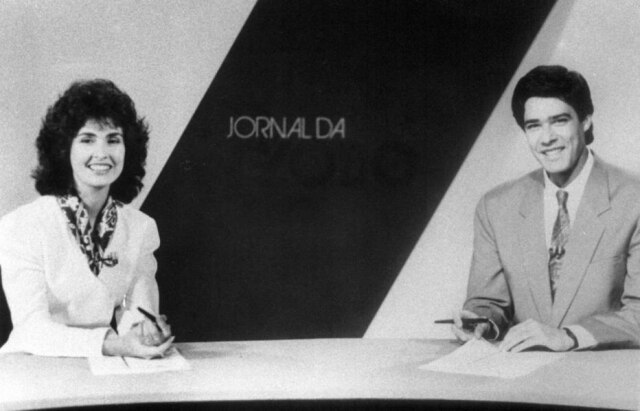 Divulgação Os jornalistas Fátima Bernardes e William Bonner na bancada do Jornal da Globo nos anos 1990