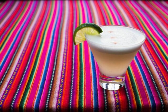 Tiago Queiroz|Estadão O drinque pisco sour (R$ 20) feito ali com o tradicional destilado de uva pisco peruano.