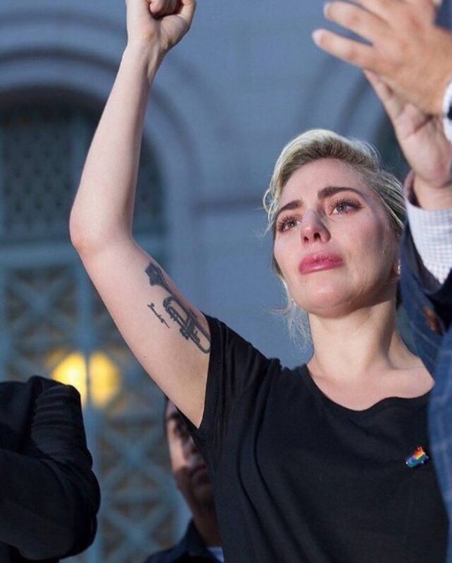 Reprodução/Instagram Lady Gaga chora em discurso em Los Angeles, que homenageou as vítimas do massacre em Orlando