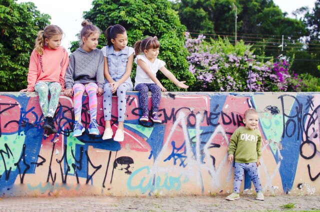 Divulgação Há pouco mais de um ano, em São Paulo, a jornalista Renata Gallo e a fisioterapeuta Telma Gagliardo criaram uma marca infantil unissex, a Roupa para Brincar, especializada em leggings coloridas e estampadas.