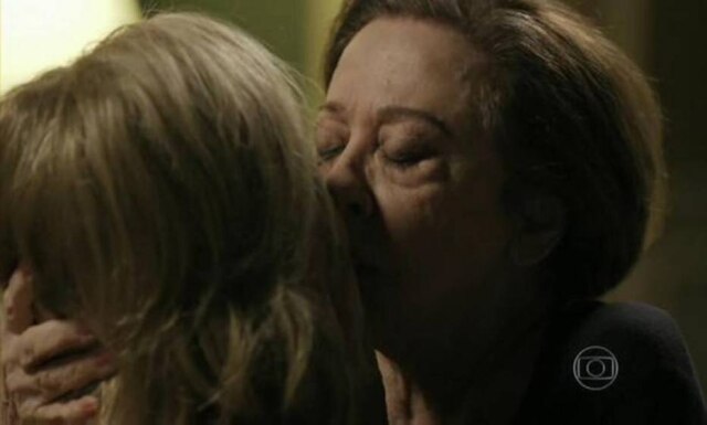 Globo/Reprodução Beijo entre as personagens Teresa (Fernanda Montenegro) e Estela (Nathalia Timberg) na novela Babilônia.