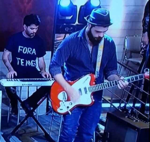 Reprodução/Twitter Tecladista de Johnny Hoocker usou camiseta com a frase 'Fora Temer'.