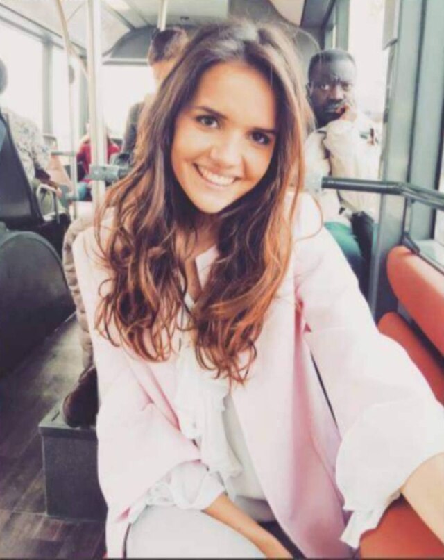 Reprodução/Instagram Romanie fez um comentário racista sobre o homem que aparece atrás dela na foto. A publicação já foi excluida de seu Instagram.