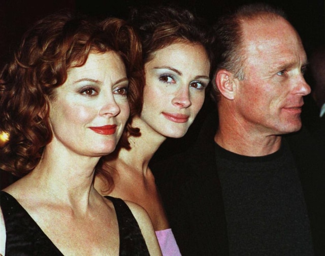 Brad Rickerby/Reuters Susan Sarandon (esquerda), Julia Roberts e Ed Harris, protagonistas em Lado a Lado (1998).