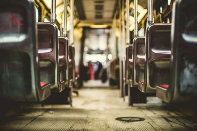 Pixabay Ambulantes vendem bolos de pote em ônibus do Recife com 'marketing' interativo.