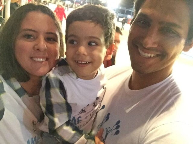 Imagem cedida de arquivo pessoal por Tatiane Marcolino Herrera Tatiane e Marcus Vinicius com o filho Arthur.