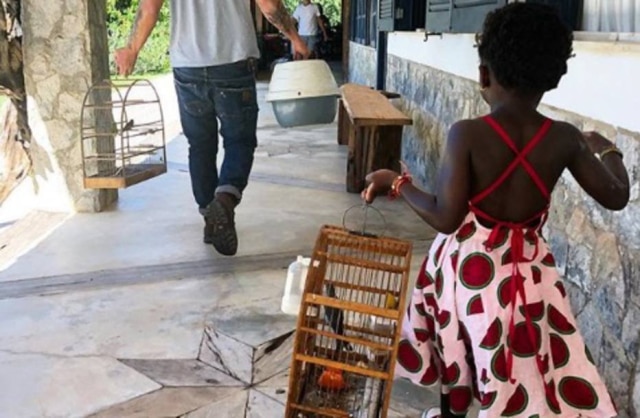 Instagram / @brunogagliasso Titi ajudando seus pais na soltura de animais silvestres.