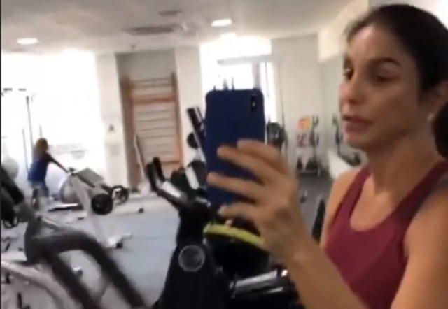 Instagram / @ivetesangalo Ivete fazendo exercícios.