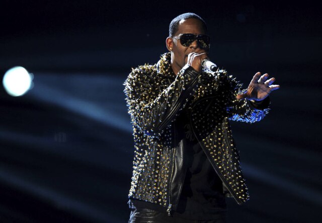 Frank Micelotta/Invision/AP O cantor R. Kelly em apresentação em 2013.