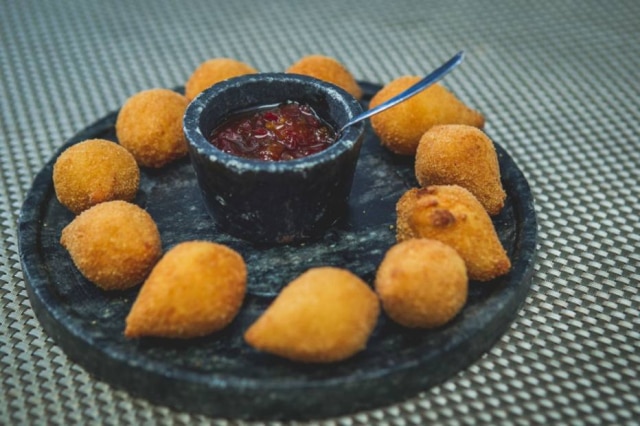 Valeria Gonçalvez|Estadão Crocantíssima. Porção de coxinhas faz sucesso no bar