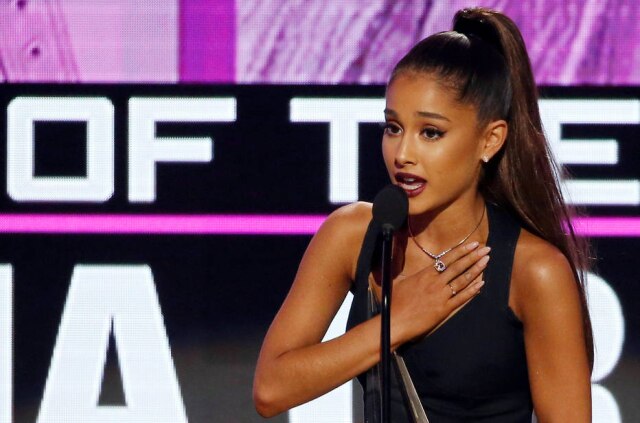 Ariana Grande recebendo prêmio de artista do ano, em 2016, no American Music Awards, em Los Angeles. Mario Anzuoni/Reuters