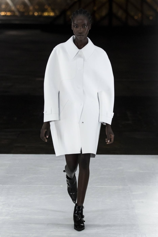 ETIENNE LAURENT/EFE Um look espacial futurista do verão da Louis Vuitton