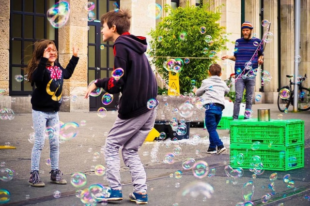 Pixabay Pular, correr, fazer bolinha de sabão: vale tudo para se divertir com os pequenos.