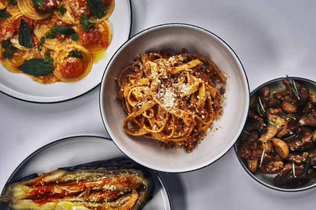 An Rong Xu/NYT Prato do Misi: corzetti com tomate-cereja (no topo esquerdo), strangozzi com ragu de porco (no centro), cogumelos em conserva (na direita) e berinjela assada (no canto inferior esquerdo).