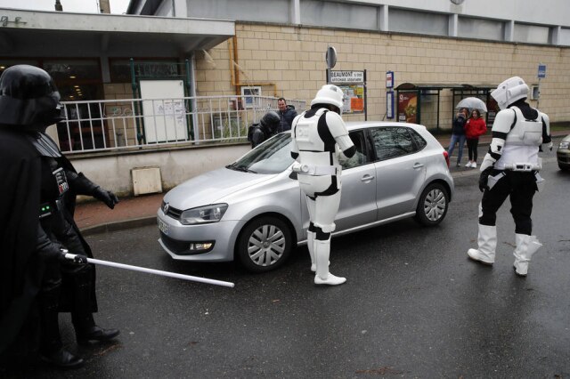 Christophe Ena / AP Photo Arredores do torneio de sabres de luz disputado na França em 10 de fevereiro.